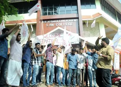 ലോ അക്കാദമി സമരം: ആഭ്യന്തര, വിദ്യാഭ്യാസ വകുപ്പുകള്ക്കെതിരെ സിപിഐ ലോ അക്കാദമി സമരം: ആഭ്യന്തര, വിദ്യാഭ്യാസ വകുപ്പുകള്ക്കെതിരെ സിപിഐ