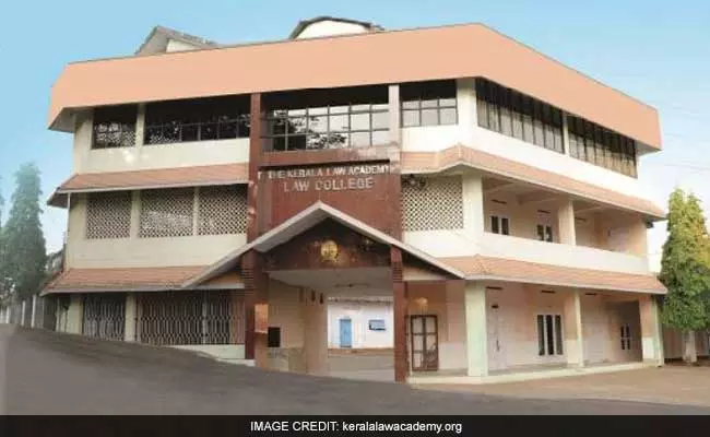 ലോ അക്കാദമിയില് കുട്ടികളുടെ പരാതിയുണ്ടായിട്ടും പോലീസ് വീഴ്ച വരുത്തിയെന്ന് മനുഷ്യാവകാശ കമ്മീഷൻ ലോ അക്കാദമിയില് കുട്ടികളുടെ പരാതിയുണ്ടായിട്ടും പോലീസ് വീഴ്ച വരുത്തിയെന്ന് മനുഷ്യാവകാശ കമ്മീഷൻ