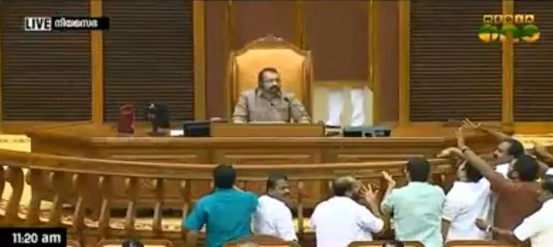 ബജറ്റ് ചോര്‍ന്നെന്ന് ആരോപിച്ച് പ്രതിപക്ഷം ഇറങ്ങിപ്പോയി
