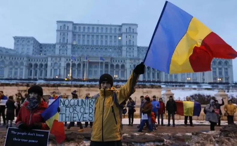 കടുത്ത പ്രതിഷേധം; അഴിമതിക്കാരെ സംരക്ഷിക്കുന്ന നിയമം റൊമാനിയന്‍ സര്‍ക്കാര്‍ പിന്‍വലിച്ചു
