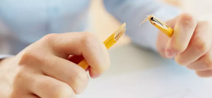 വിവാഹമോചനത്തിനെത്തിയ ദമ്പതിമാരെ ഒടിഞ്ഞ പെന്സിലുകൊണ്ട് ഒന്നിപ്പിച്ച ജഡ്ജി വിവാഹമോചനത്തിനെത്തിയ ദമ്പതിമാരെ ഒടിഞ്ഞ പെന്സിലുകൊണ്ട് ഒന്നിപ്പിച്ച ജഡ്ജി