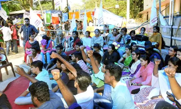 ലോ അക്കാദമി സമരത്തിന്റെ നാള്വഴിയിലൂടെ ലോ അക്കാദമി സമരത്തിന്റെ നാള്വഴിയിലൂടെ