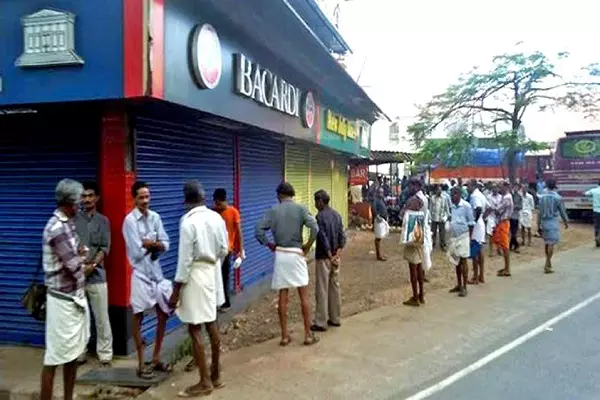 പാതയോരങ്ങളിലെ മദ്യവില്പ്പന: ഹരജികള് സുപ്രിം കോടതി ഇന്ന് പരിഗണിക്കും പാതയോരങ്ങളിലെ മദ്യവില്പ്പന: ഹരജികള് സുപ്രിം കോടതി ഇന്ന് പരിഗണിക്കും