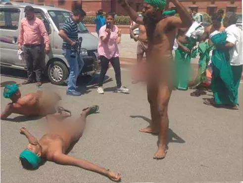 പ്രധാനമന്ത്രിയുടെ ഓഫീസിന് മുന്നില് നഗ്നരായി കര്ഷകരുടെ പ്രതിഷേധം പ്രധാനമന്ത്രിയുടെ ഓഫീസിന് മുന്നില് നഗ്നരായി കര്ഷകരുടെ പ്രതിഷേധം