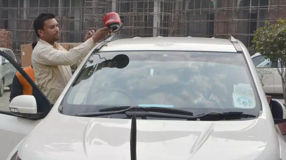 ചുവന്ന ബീക്കണ്‍ ലൈറ്റിന് സമ്പൂര്‍ണ വിലക്ക്