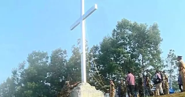 മൂന്നാറിലെ മരക്കുരിശ് നീക്കി; കസ്റ്റഡിയിലെടുത്ത രണ്ട് പേരുടെ അറസ്റ്റ് രേഖപ്പെടുത്തി