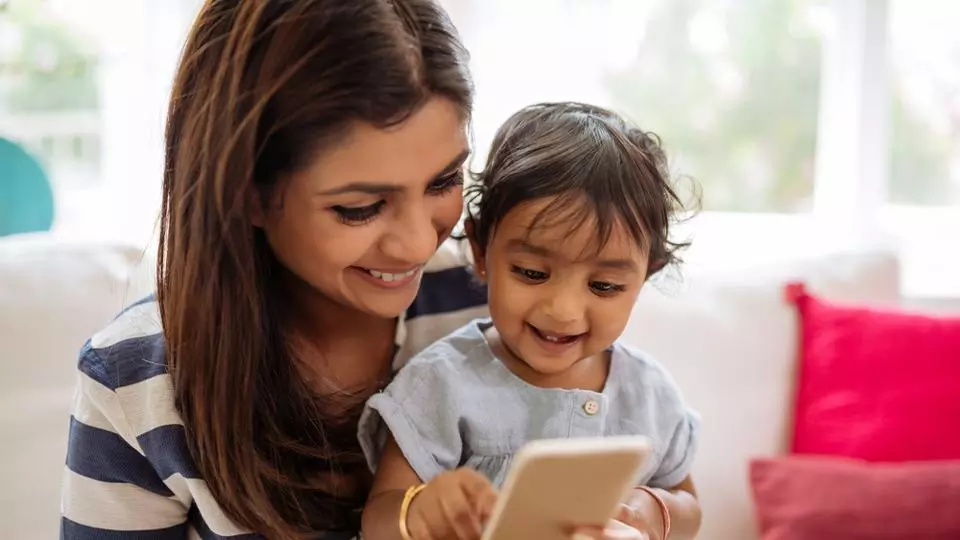 കുട്ടി കരയുമ്പോള്‍ ഫോണ്‍ കൊടുക്കുന്ന അമ്മമാര്‍ അറിയാന്‍....