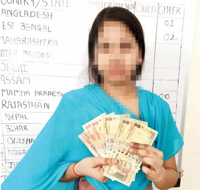 പഴയ നോട്ടുകള് മാറ്റിത്തരണം; മോദിയോട് സെക്സ് റാക്കറ്റിന്റെ പിടിയില് നിന്ന് രക്ഷപ്പെട്ട യുവതി പഴയ നോട്ടുകള് മാറ്റിത്തരണം; മോദിയോട് സെക്സ് റാക്കറ്റിന്റെ പിടിയില് നിന്ന് രക്ഷപ്പെട്ട യുവതി