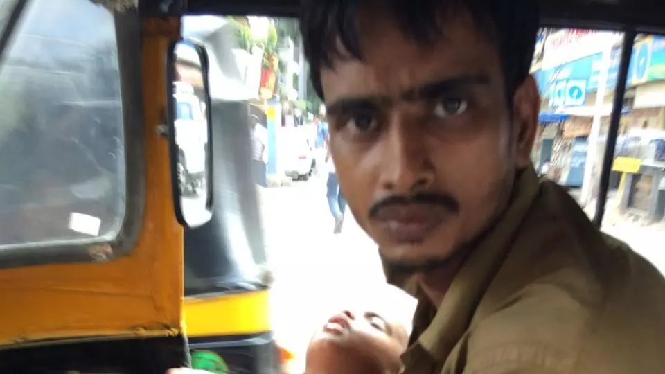 ഈ ഓട്ടോക്കാരന് ഓട്ടോ ഓടിക്കുന്നത് മകനെ മടിയില് കിടത്തി ഈ ഓട്ടോക്കാരന് ഓട്ടോ ഓടിക്കുന്നത് മകനെ മടിയില് കിടത്തി