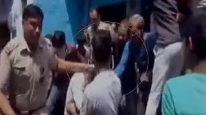 യുപിയില് പോത്തിനെ അറുത്ത യുവാവിന് പൊലീസ് നോക്കിനില്ക്കെ പ്രദേശവാസികളുടെ മര്ദ്ദനം യുപിയില് പോത്തിനെ അറുത്ത യുവാവിന് പൊലീസ് നോക്കിനില്ക്കെ പ്രദേശവാസികളുടെ മര്ദ്ദനം