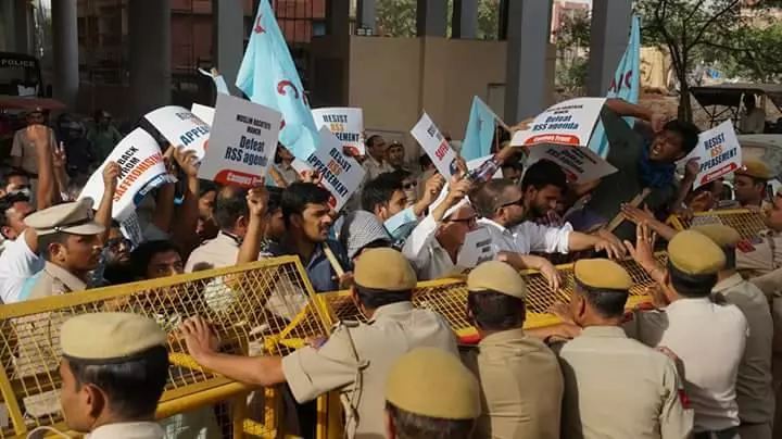 ജാമഅ മില്ലിയ സര്വ്വകലാശാലയില് മുസ്ലിം രാഷ്ട്രീയ മഞ്ച് നടത്താനിരിക്കുന്ന ഇഫ്താറിനെതിരെ പ്രതിഷേധം ജാമഅ മില്ലിയ സര്വ്വകലാശാലയില് മുസ്ലിം രാഷ്ട്രീയ മഞ്ച് നടത്താനിരിക്കുന്ന ഇഫ്താറിനെതിരെ പ്രതിഷേധം