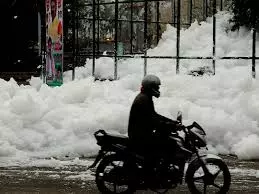 മഴ പെയ്തു, പതഞ്ഞു പൊങ്ങി ബംഗളുരുവിലെ തടാകം മഴ പെയ്തു, പതഞ്ഞു പൊങ്ങി ബംഗളുരുവിലെ തടാകം