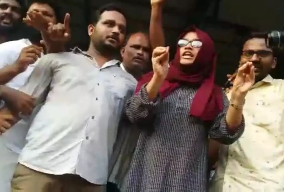 പിണറായി വിജയന് നിങ്ങളിത് കാണുന്നില്ലെ, കണ്ടില്ലെങ്കില് കണ്ണ് തുറന്ന് കാണണം; ആയിഷ റെന്നക്കെതിരായ സി.പി.ഐ.എം പ്രവര്ത്തകരുടെ മോശം പ്രതികരണത്തില് വിമര്ശവുമായി ബല്റാം പിണറായി വിജയന് നിങ്ങളിത് കാണുന്നില്ലെ, കണ്ടില്ലെങ്കില് കണ്ണ് തുറന്ന് കാണണം; ആയിഷ റെന്നക്കെതിരായ സി.പി.ഐ.എം പ്രവര്ത്തകരുടെ മോശം പ്രതികരണത്തില് വിമര്ശവുമായി ബല്റാം