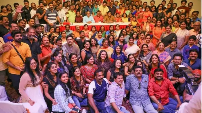 മുഴുവന്‍ മിനിസ്ക്രീന്‍ താരങ്ങളെയും ഉള്‍പ്പെടുത്തി 20-20 സീരിയല്‍ വരുന്നു