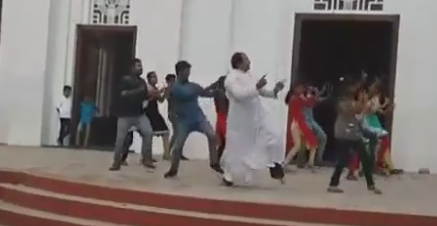 ഈ പള്ളീലച്ചന്‍ പൊളിയാണ്, പിള്ളാരും