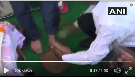 ബി.ജെ.പി എം.പിയുടെ കാല്‍ കഴുകി അഴുക്കുവെള്ളം കുടിച്ച് അനുയായി 