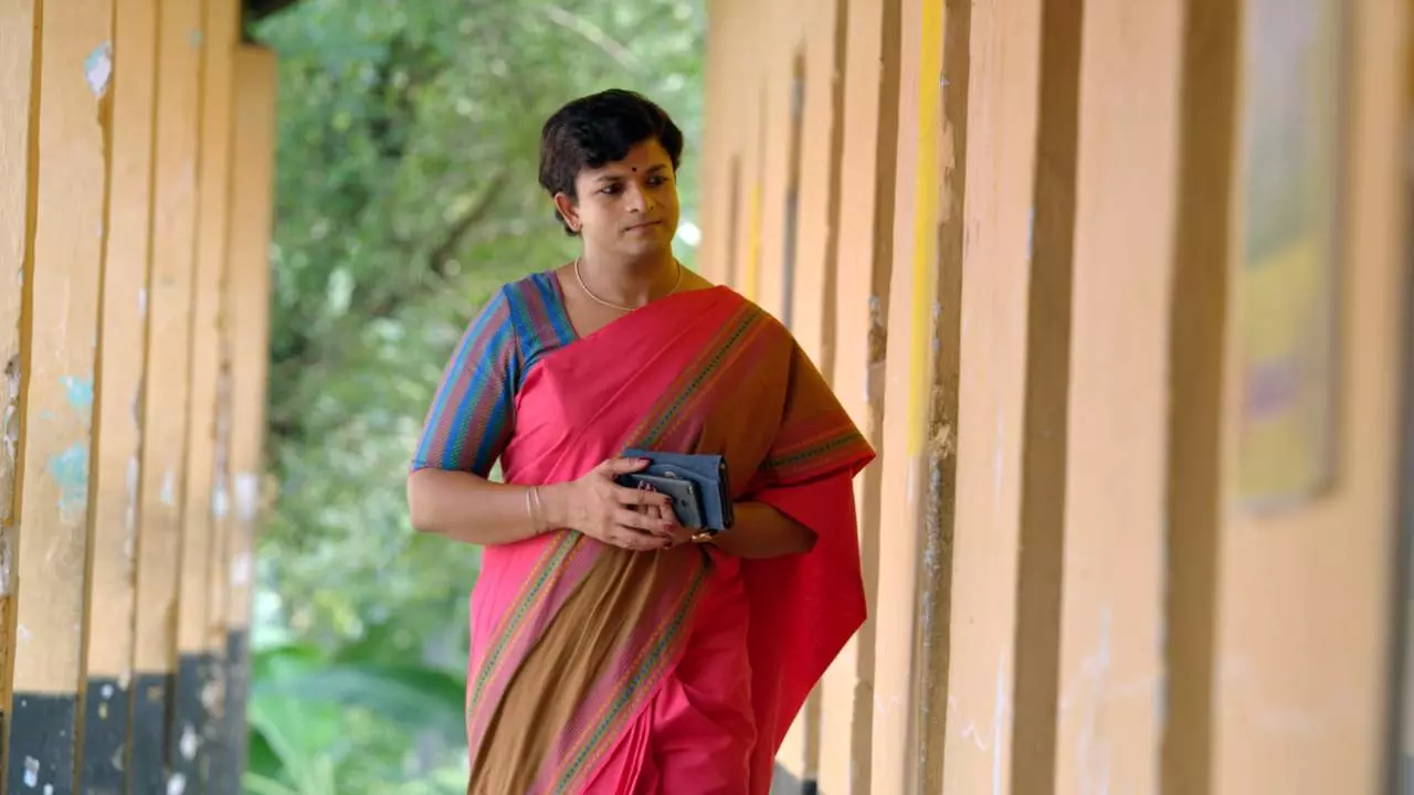 മേരിക്കുട്ടിയെ കാണാന് മന്ത്രിമാരും എംഎല്എമാരുമെത്തി മേരിക്കുട്ടിയെ കാണാന് മന്ത്രിമാരും എംഎല്എമാരുമെത്തി