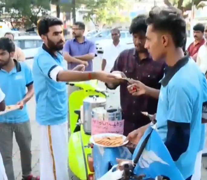 ഈ ചായ വില്‍ക്കുന്നത് പ്രളയ ബാധിതര്‍ക്ക് വേണ്ടിയാണ്