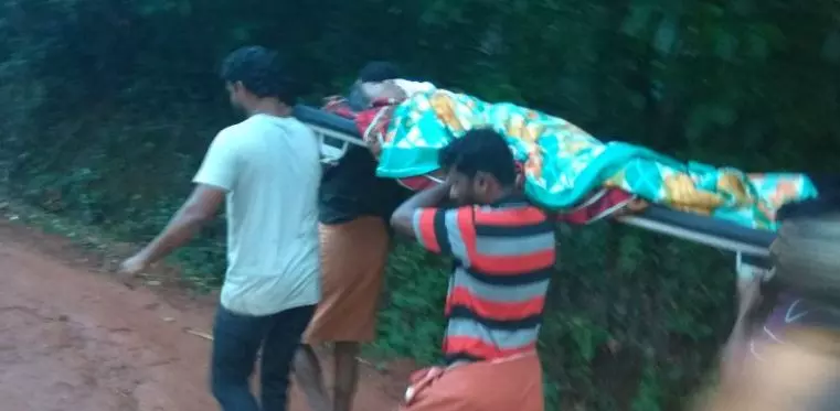 കാസര്‍കോട് ബെള്ളൂരില്‍ ദലിതുകളോട് അയിത്തം; യാത്രാവിലക്ക് കാരണം രോഗിയെ എത്തിച്ചത് തലച്ചുമടായി