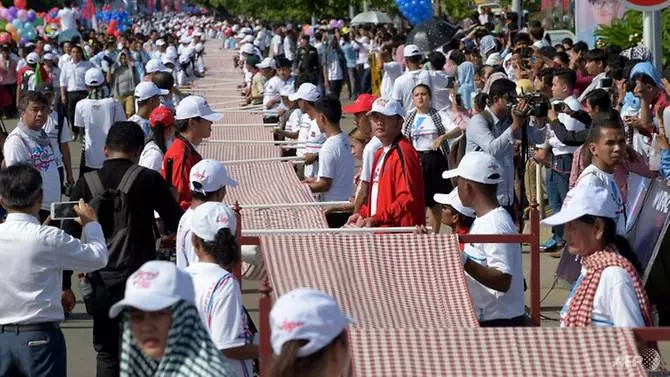 ലോകത്തിലെ ഏറ്റവും സ്കാര്‍ഫ് നെയ്ത് കമ്പോഡിയ