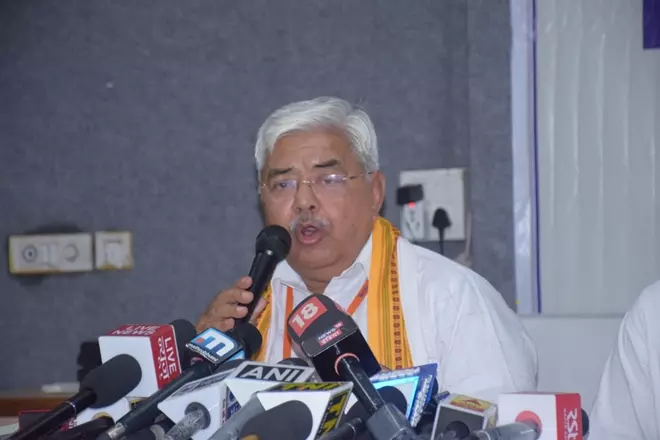 മലയാളികള് ബീഫിന് പകരം മീന് കഴിക്കണം; എന്തിനാണ് വെറുതെ പ്രശ്നമുണ്ടാക്കുന്നതെന്ന് വി.എച്ച്.പി നേതാവ് മലയാളികള് ബീഫിന് പകരം മീന് കഴിക്കണം; എന്തിനാണ് വെറുതെ പ്രശ്നമുണ്ടാക്കുന്നതെന്ന് വി.എച്ച്.പി നേതാവ്