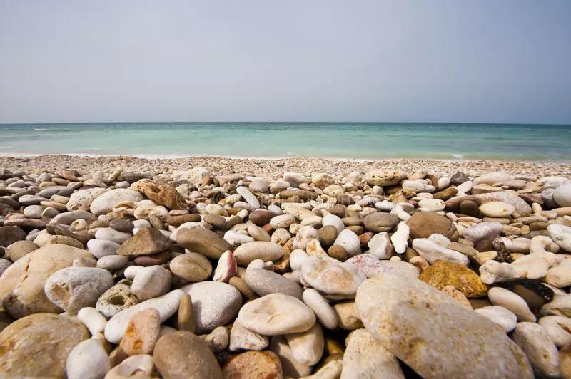 ഓരോ തിരയിലും വെള്ളാരംകല്ലുകള്‍; അത്ഭുതം ഒളിപ്പിച്ചുവച്ച് ഒമാനിലെ തിവി ബീച്ച്