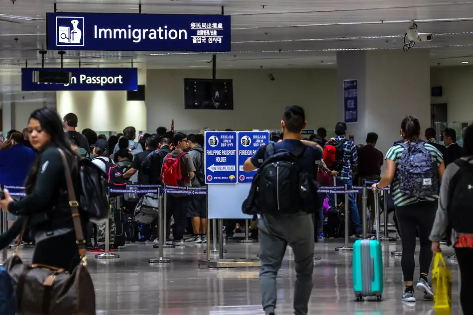 പരിചയമില്ലാത്തവരുടെ ഹാൻഡ് ബാഗുകൾ സ്വീകരിക്കരുത്; വിമാനയാത്രികര്ക്ക് മുന്നറിയിപ്പുമായി കുവൈത്ത് കസ്റ്റംസ് വിഭാഗം പരിചയമില്ലാത്തവരുടെ ഹാൻഡ് ബാഗുകൾ സ്വീകരിക്കരുത്; വിമാനയാത്രികര്ക്ക് മുന്നറിയിപ്പുമായി കുവൈത്ത് കസ്റ്റംസ് വിഭാഗം