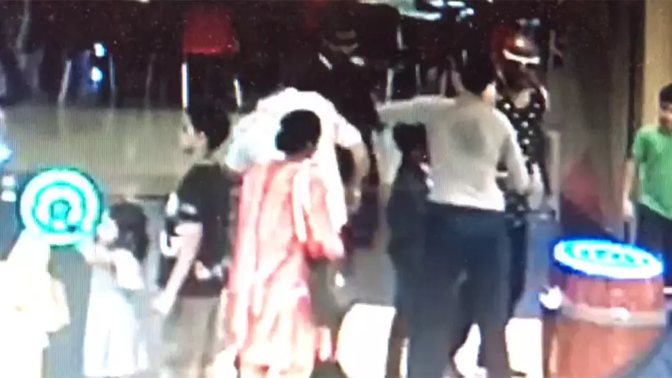 ബോളിവുഡ് ഗായകന്റെ പിതാവിനെ വിനോദ് കാംബ്ലിയുടെ ഭാര്യ മര്ദിക്കുന്ന ദൃശ്യങ്ങള് പുറത്ത് ബോളിവുഡ് ഗായകന്റെ പിതാവിനെ വിനോദ് കാംബ്ലിയുടെ ഭാര്യ മര്ദിക്കുന്ന ദൃശ്യങ്ങള് പുറത്ത്