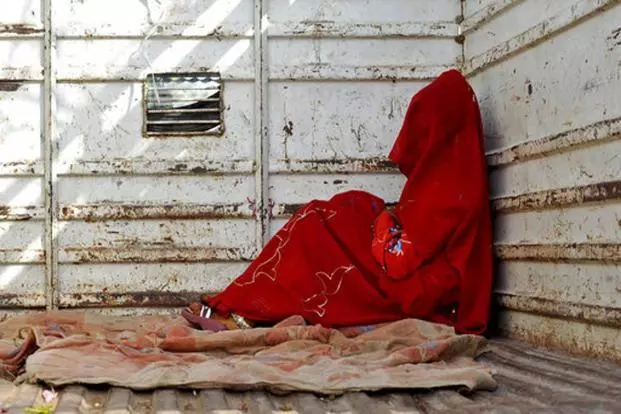 പെണ്കുട്ടി ശിലയാകുമെന്ന് പ്രവചനം; കുട്ടിയെ മണിക്കൂറുകളോളം ക്ഷേത്രനടയിലിരുത്തി വീട്ടുകാര് പെണ്കുട്ടി ശിലയാകുമെന്ന് പ്രവചനം; കുട്ടിയെ മണിക്കൂറുകളോളം ക്ഷേത്രനടയിലിരുത്തി വീട്ടുകാര്