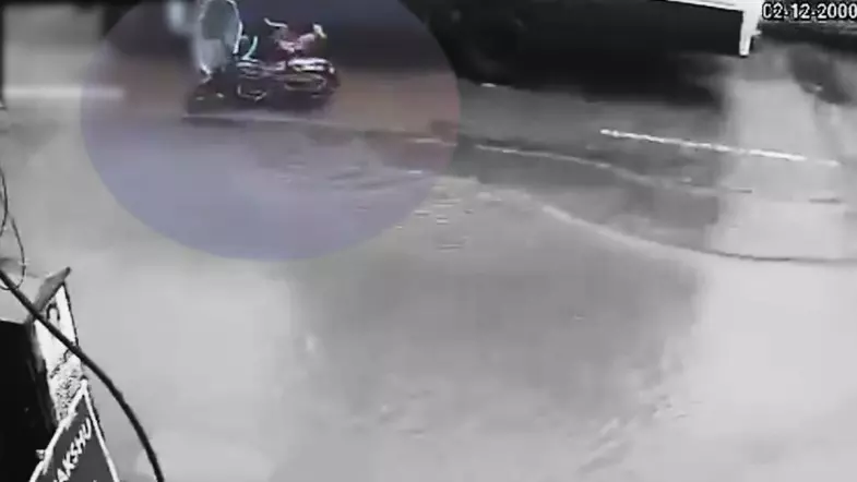 റോഡിലെ കുഴിയില്‍ വീണ് ബൈക്കില്‍ നിന്ന് തെറിച്ചുപോയ സ്ത്രീ ബസിനടിയില്‍പെട്ട് മരിച്ചു