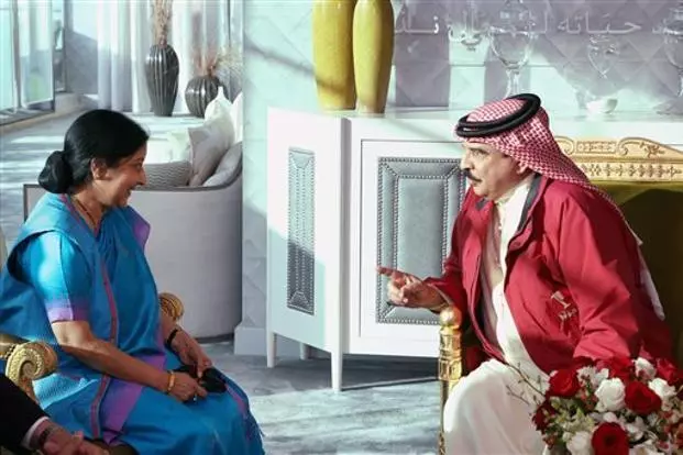 സുഷമ സ്വരാജ് ബഹ്റൈനില്: ഇന്ത്യ - ബഹ്റൈൻ സഹകരണ കരാറിൽ ഒപ്പുവെച്ചു സുഷമ സ്വരാജ് ബഹ്റൈനില്: ഇന്ത്യ - ബഹ്റൈൻ സഹകരണ കരാറിൽ ഒപ്പുവെച്ചു