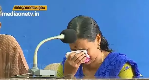 മരുമകന്റെ ഷൂ തുടയ്ക്കാൻ വിസമ്മതിച്ചതിന് കള്ളക്കേസില് കുടുക്കി പിരിച്ചുവിട്ടു; മന്ത്രിയുടെ ഭാര്യക്കെതിരെ പരാതി മരുമകന്റെ ഷൂ തുടയ്ക്കാൻ വിസമ്മതിച്ചതിന് കള്ളക്കേസില് കുടുക്കി പിരിച്ചുവിട്ടു; മന്ത്രിയുടെ ഭാര്യക്കെതിരെ പരാതി