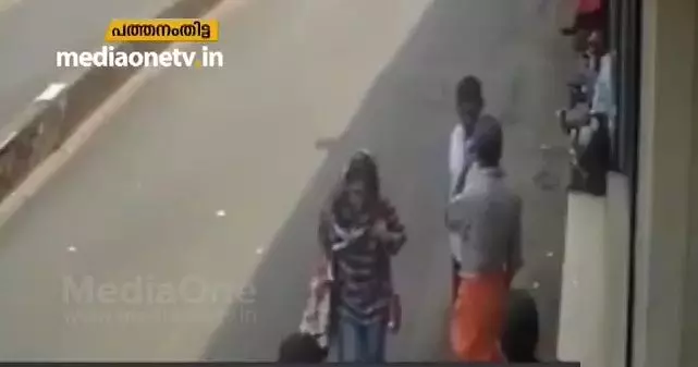 ജസ്നയുടേത് എന്ന് സംശയിക്കുന്ന സി.സി.ടി.വി ദൃശ്യങ്ങള് പുറത്ത് ജസ്നയുടേത് എന്ന് സംശയിക്കുന്ന സി.സി.ടി.വി ദൃശ്യങ്ങള് പുറത്ത്