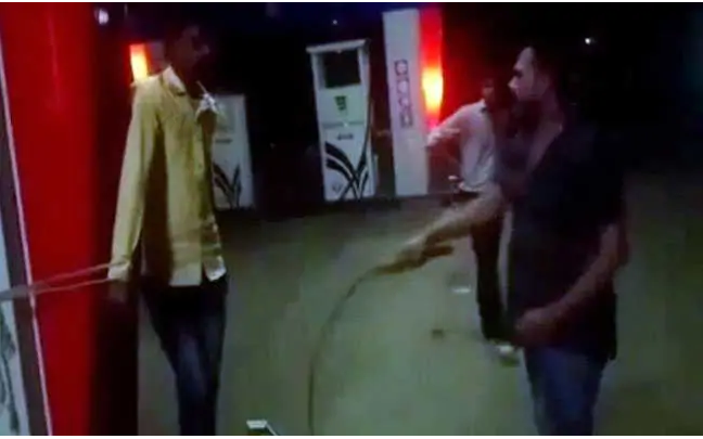 അഞ്ച് ദിവസം ജോലിക്ക് വന്നില്ല; ജീവനക്കാരനെ വിളിച്ചുവരുത്തി പമ്പുടമ കെട്ടിയിട്ട് തല്ലുന്ന ദൃശ്യങ്ങള്‍ പുറത്ത്