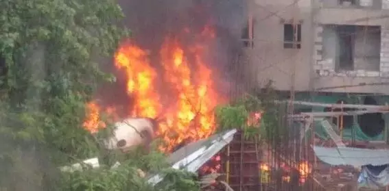 മുംബൈയില്‍ വിമാനം തകര്‍ന്നുവീണു; അഞ്ച് മരണം 