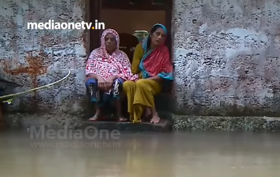 നിറഞ്ഞൊഴുകുന്ന തോടിനരികെ ജീവന്‍ പണയം വച്ച് ഇവര്‍ ഈ ഇരിപ്പു തുടങ്ങിയിട്ട് 18 വര്‍ഷമായി