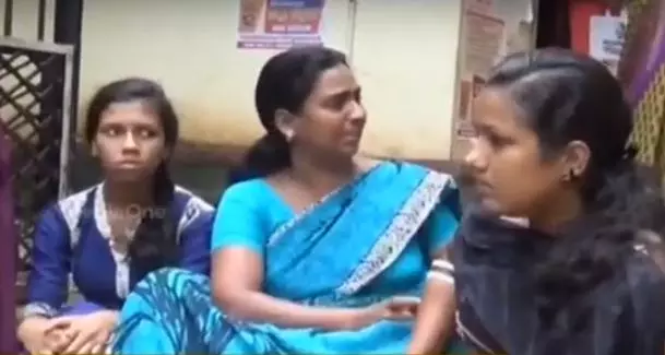 വീടിനായി അമ്മയും മക്കളും കുത്തിയിരിപ്പ് സമരത്തില്‍   