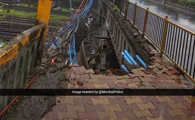 കനത്ത മഴ; മുംബൈയില് നടപ്പാലം തകര്ന്നു കനത്ത മഴ; മുംബൈയില് നടപ്പാലം തകര്ന്നു