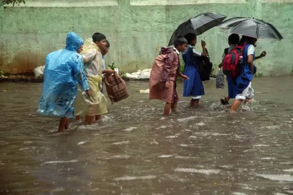 കനത്ത മഴ: മൂന്ന് ജില്ലകളിലെ വിദ്യാഭ്യാസ സ്ഥാപനങ്ങള്ക്ക് അവധി കനത്ത മഴ: മൂന്ന് ജില്ലകളിലെ വിദ്യാഭ്യാസ സ്ഥാപനങ്ങള്ക്ക് അവധി