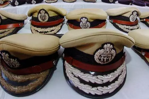 ഡിജിപി നിയമനം യു.പി.എസ്.സിക്ക്: പോലീസ് മേധാവിമാരെ സംസ്ഥാനങ്ങള്ക്ക് നേരിട്ട് നിയമിക്കാനാകില്ലെന്ന് സുപ്രീം കോടതി ഡിജിപി നിയമനം യു.പി.എസ്.സിക്ക്: പോലീസ് മേധാവിമാരെ സംസ്ഥാനങ്ങള്ക്ക് നേരിട്ട് നിയമിക്കാനാകില്ലെന്ന് സുപ്രീം കോടതി