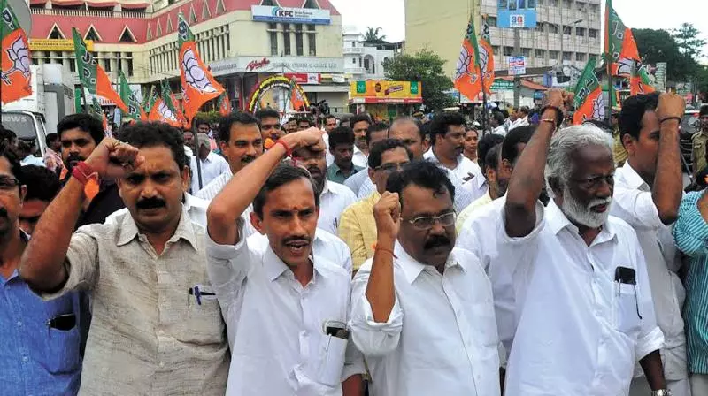 ഒരുമാസമായിട്ടും കുമ്മനത്തിന്റെ പോസ്റ്റ് ഒഴിഞ്ഞുകിടക്കുന്നു; സംസ്ഥാന പ്രസിഡന്റിന്റെ കാര്യത്തില്‍ ഇനിയും തീരുമാനമെടുക്കാതെ ബിജെപി