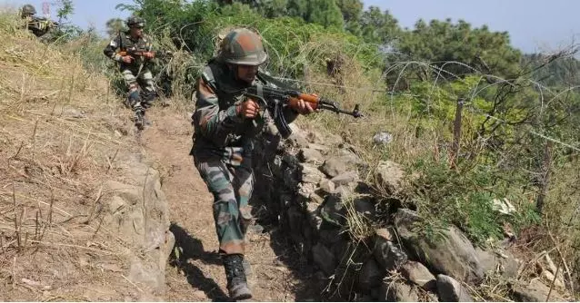 ജമ്മുകശ്മീരില്‍ പൊലീസുകാരനെ തട്ടിക്കൊണ്ടുപോയി വധിച്ചു; സൈന്യം മൂന്ന് ഭീകരരെ വധിച്ചു