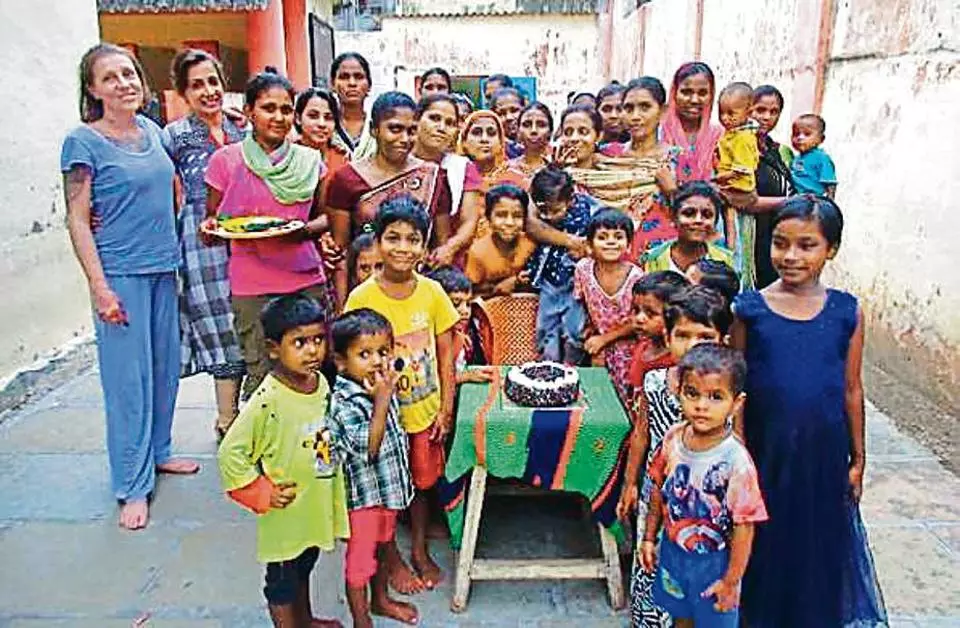 കേക്ക് മുറിച്ച്, പാട്ട് പാടി മുംബൈ ജയിലില് തടവുകാരിയുടെ മകന്റെ പിറന്നാളാഘോഷം കേക്ക് മുറിച്ച്, പാട്ട് പാടി മുംബൈ ജയിലില് തടവുകാരിയുടെ മകന്റെ പിറന്നാളാഘോഷം