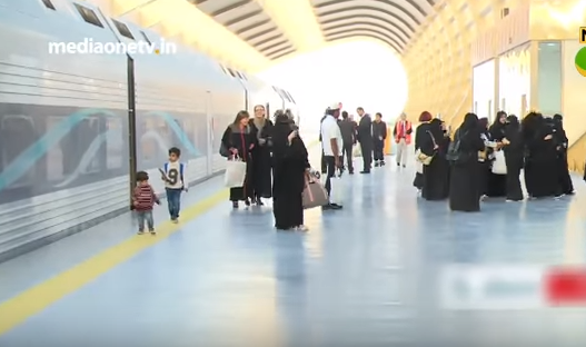 ഭക്ഷണബൂത്തുകള്‍, വൈഫൈ, ഓഫീസ് ജോലികള്‍ ചെയ്യാന്‍ പാകത്തില്‍ സീറ്റിങ്; ഇത് യാത്രക്കാര്‍ ഏറ്റെടുത്ത റെയില്‍വെ സര്‍വീസ്  