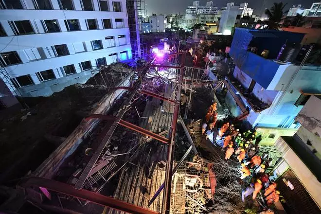 ചെന്നൈയില് നിർമാണത്തിലിരുന്ന കെട്ടിടം തകർന്ന് ഒരു മരണം ചെന്നൈയില് നിർമാണത്തിലിരുന്ന കെട്ടിടം തകർന്ന് ഒരു മരണം