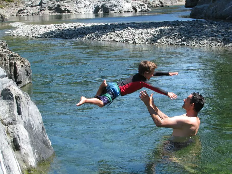 മുങ്ങിപ്പോകുമെന്ന് പേടിക്കാതെ നീന്തല്‍ പഠിക്കണോ; ഷാജിയുടെ ഫ്ലോട്ടില സഹായിക്കും