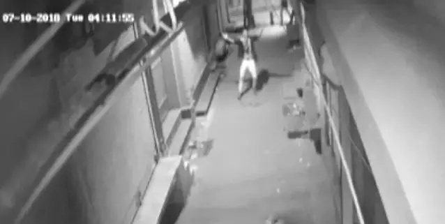 മോഷണത്തിന് മുന്പ് കിടിലന് ഡാന്സ്; ദൃശ്യങ്ങള് സി.സി.ടി.വിയില് മോഷണത്തിന് മുന്പ് കിടിലന് ഡാന്സ്; ദൃശ്യങ്ങള് സി.സി.ടി.വിയില്