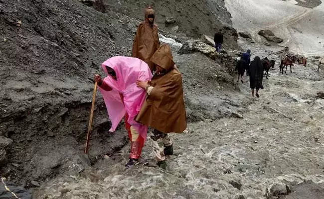 അമർനാഥിലേക്ക് പോയ 5 തീർത്ഥാടകർ മണ്ണിടിച്ചിലിൽ മരിച്ചു അമർനാഥിലേക്ക് പോയ 5 തീർത്ഥാടകർ മണ്ണിടിച്ചിലിൽ മരിച്ചു