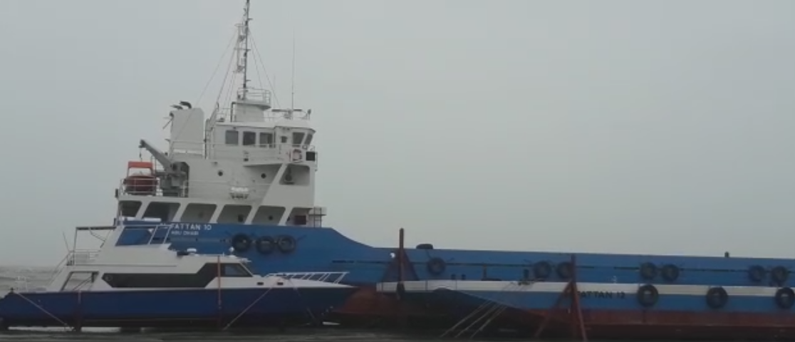 ആലപ്പുഴയില്‍ കടൽത്തീരത്തടിഞ്ഞ ബാർജിലുണ്ടായിരുന്ന രണ്ടു പേരെ രക്ഷപ്പെടുത്തി