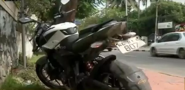 തിരുവനന്തപുരത്ത് മത്സരിച്ചോടിയ ബൈക്കിടിച്ച് സ്ത്രീ മരിച്ചു; രണ്ട് പേര്ക്ക് പരിക്ക് തിരുവനന്തപുരത്ത് മത്സരിച്ചോടിയ ബൈക്കിടിച്ച് സ്ത്രീ മരിച്ചു; രണ്ട് പേര്ക്ക് പരിക്ക്